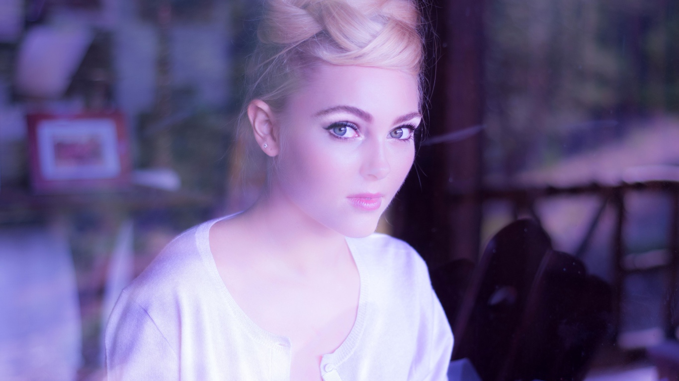 Девушка у окна Анна София Робб