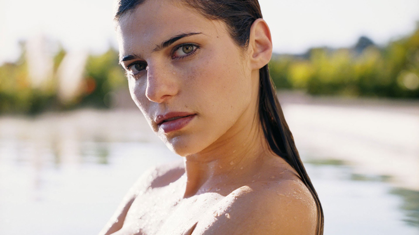 Девушка вышла из воды, мокрые волосы