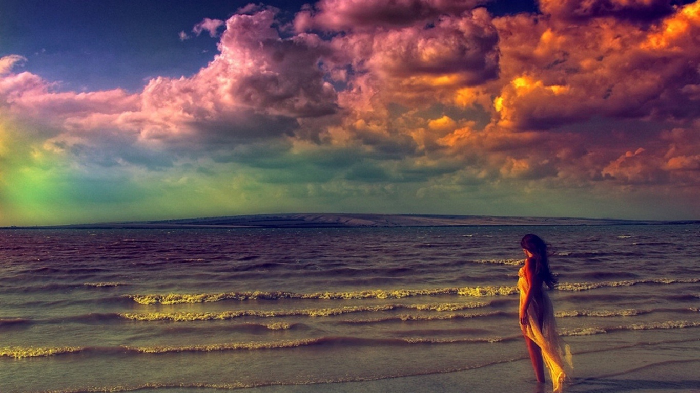 Девушка входит в волны прибоя