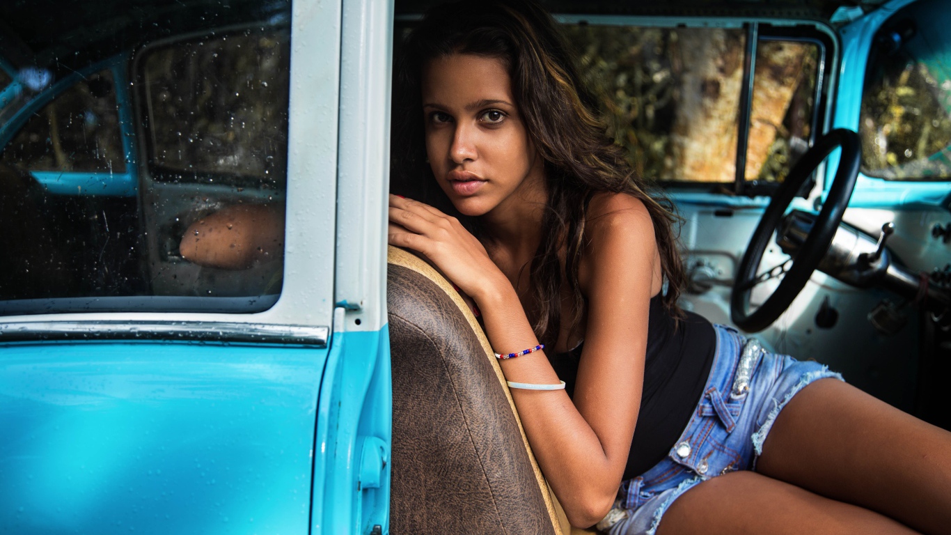 Девушка в автомобиле на Кубе