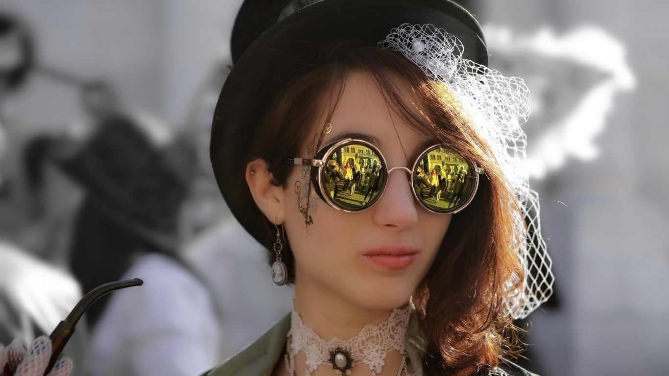 Девушка в шляпке и очках в стиле стимпанк