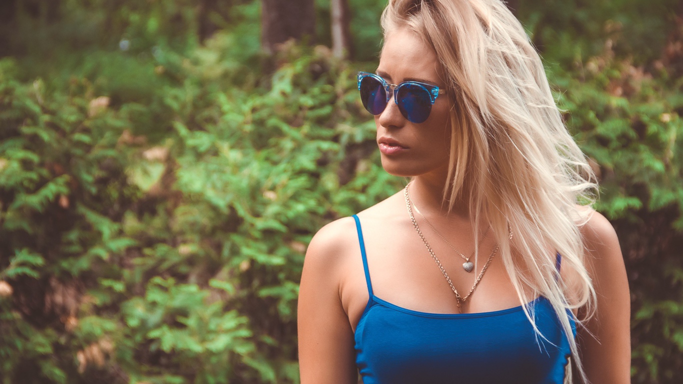 Девушка в синих солнцезащитных очках