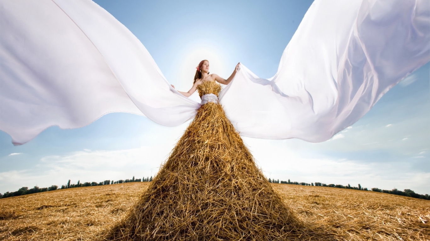 Девушка в платье из сена