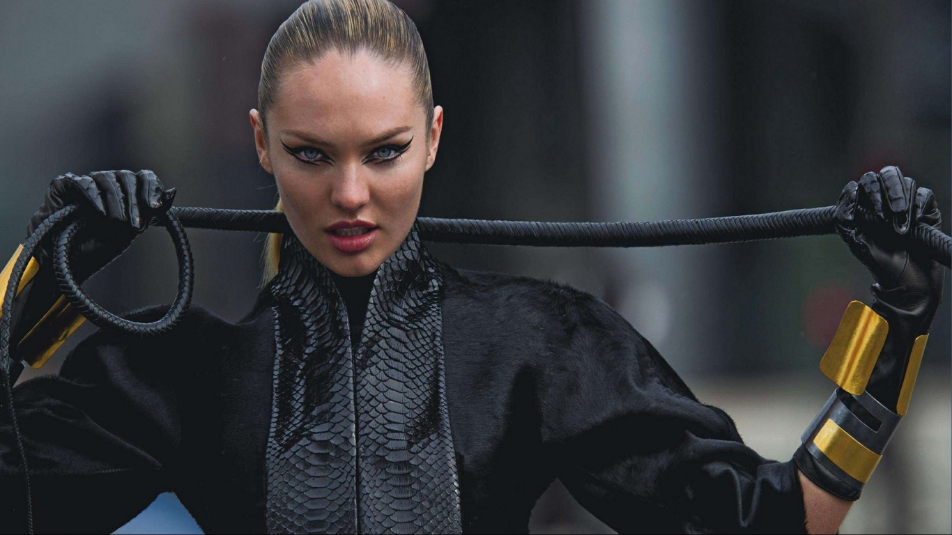 Девушка в форме наездницы, модель Кэндис Свейнпол