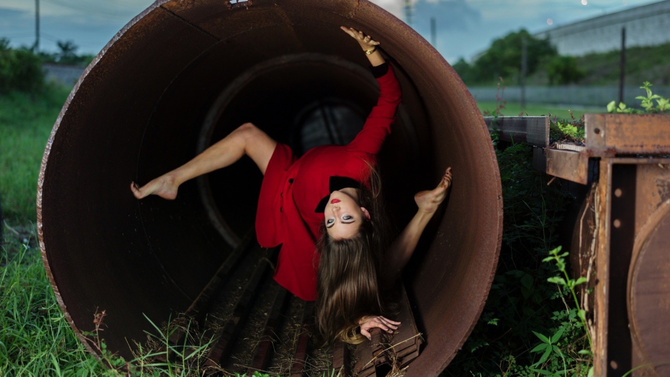 Девушка в железной трубе