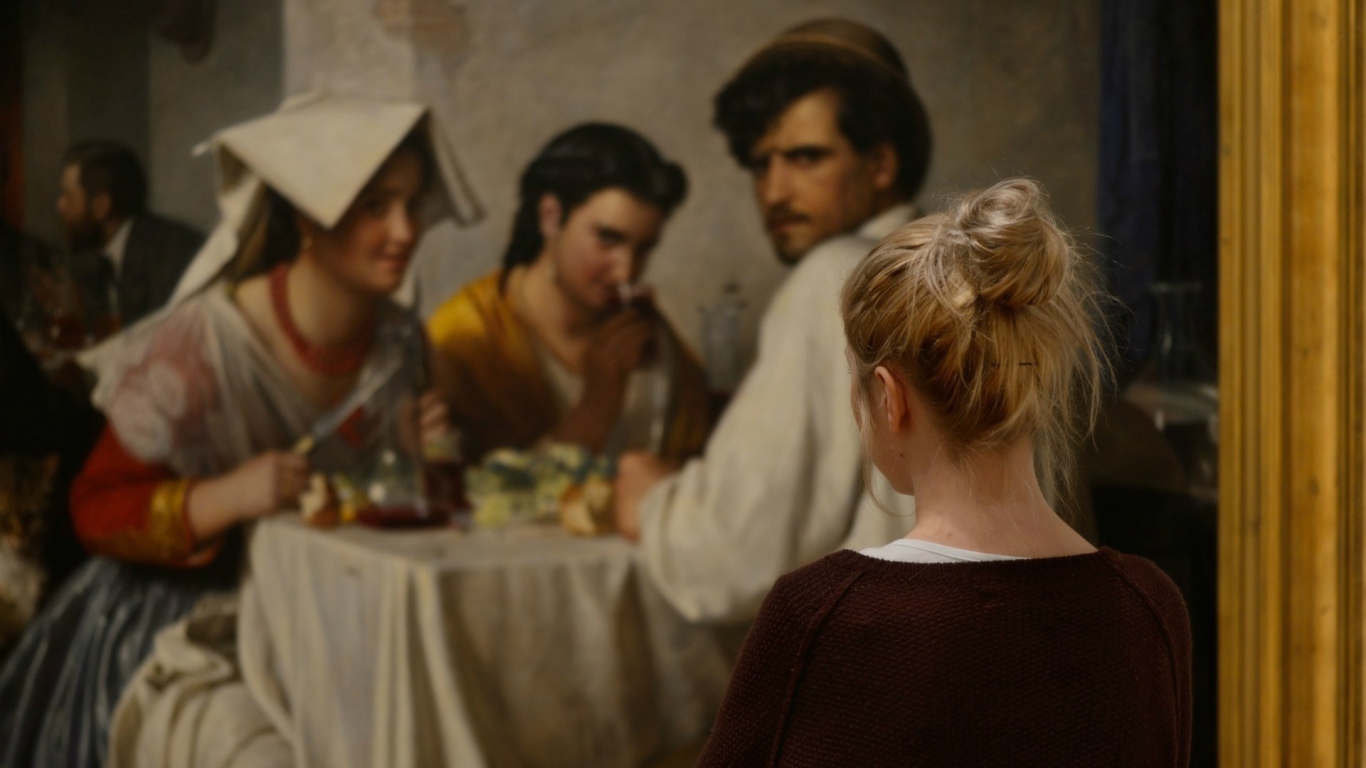 Девушка в картинной галерее