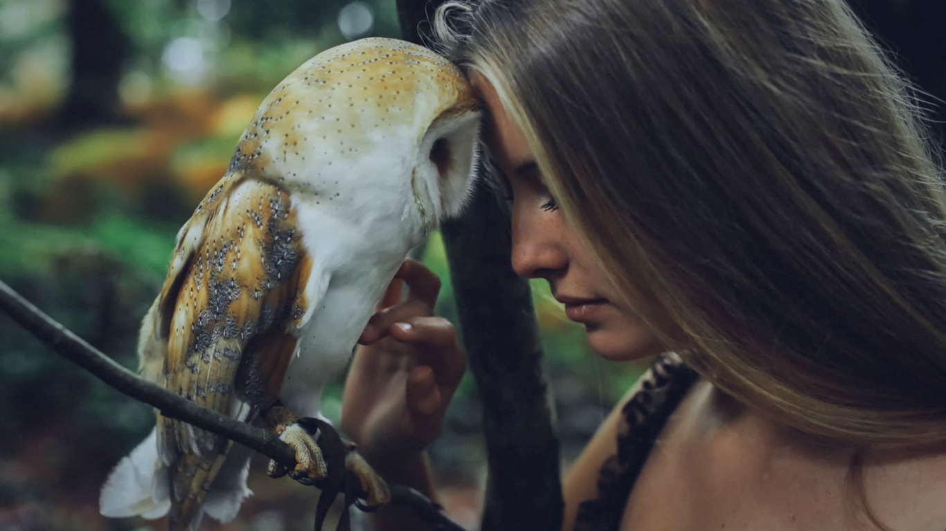 Девушка прислонилась к сове