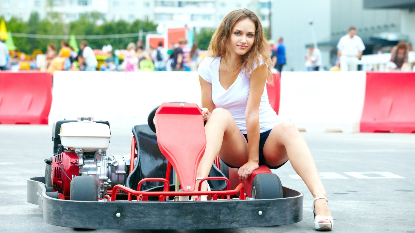 Девушка на картинге