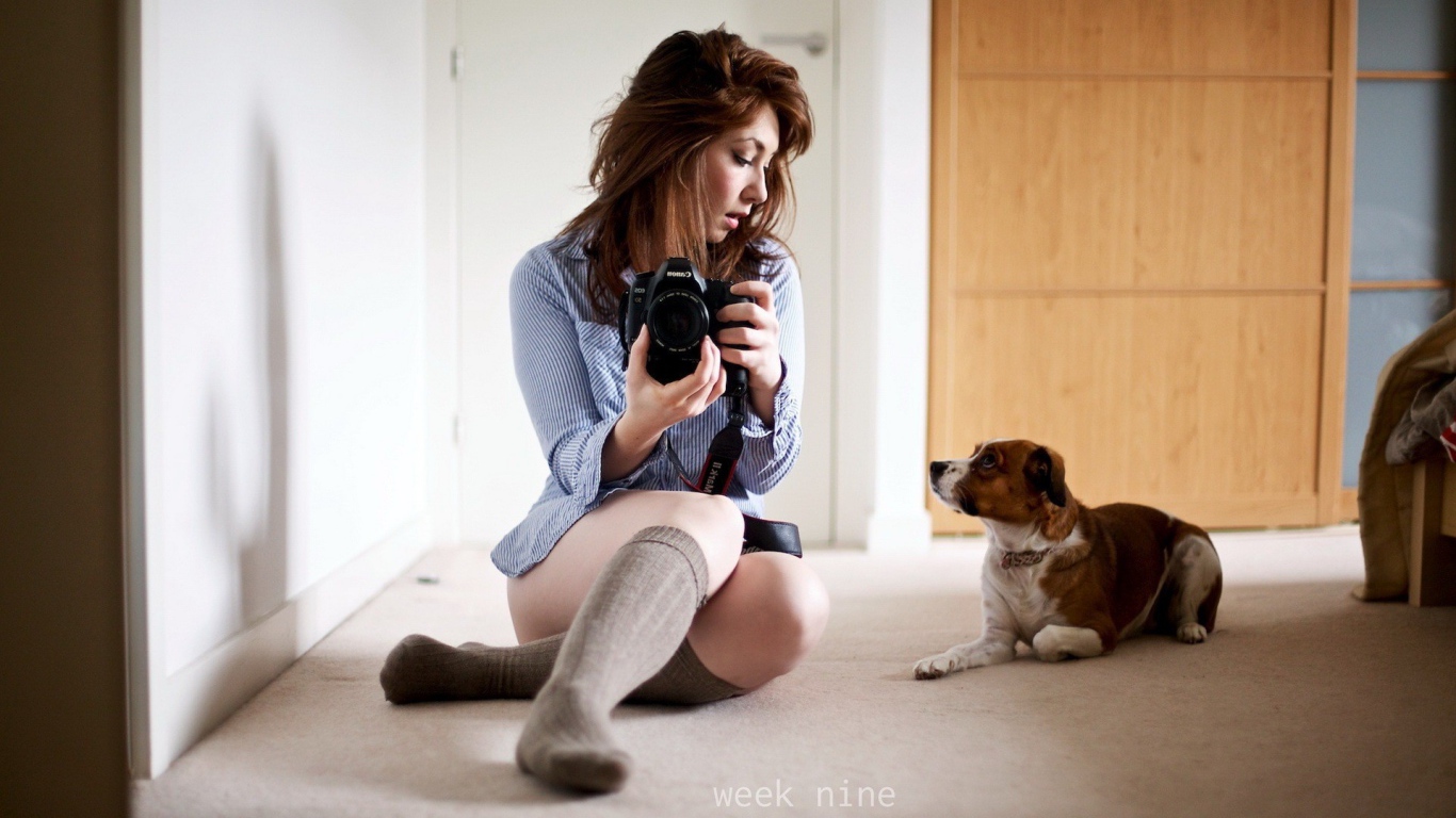 Девушка фотограф со своей собакой