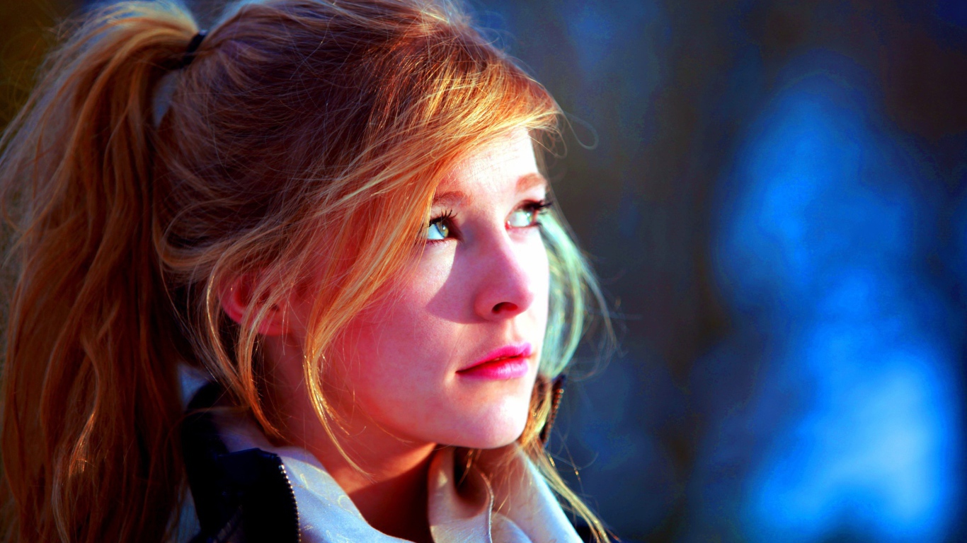 Лицо девушка освещено солнцем