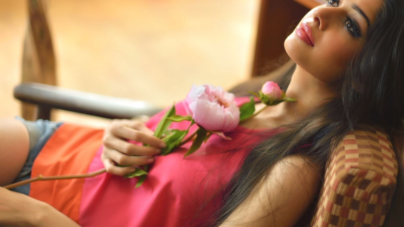 Девушка лежит с цветком на груди