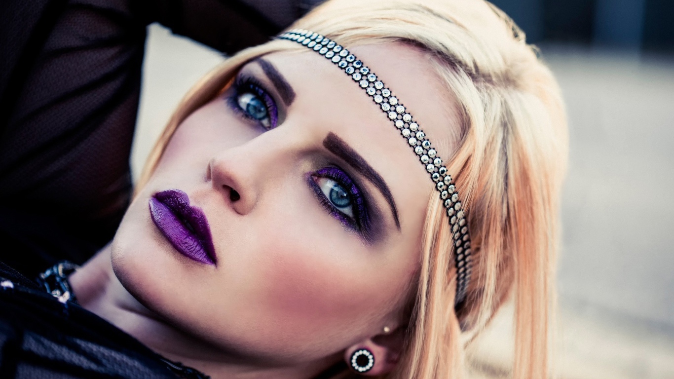Девушка с фиолетовыми губами