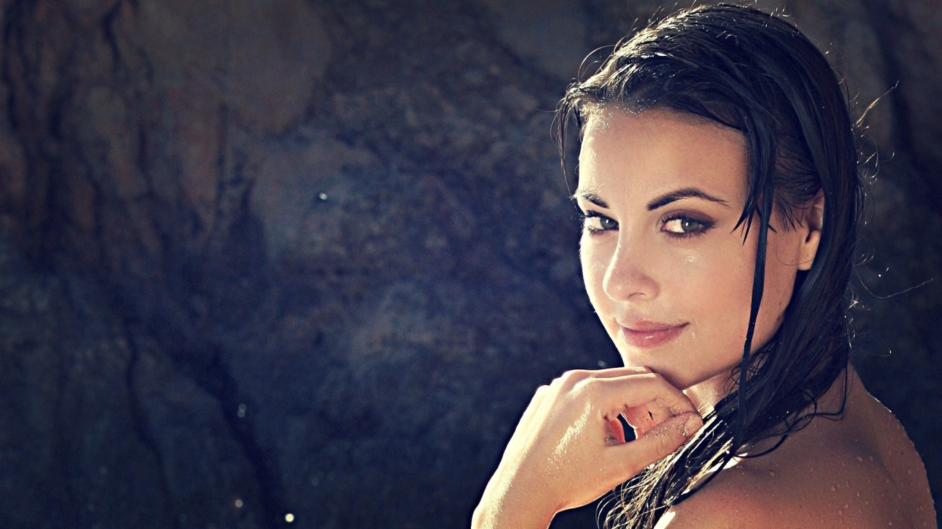 Мокрые волосы у девушки Lorena Garcia