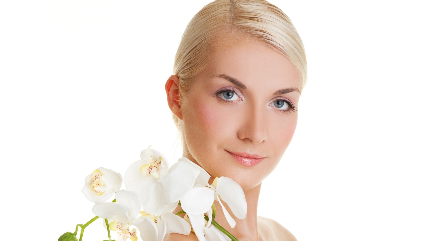 Белые цветы на плече у девушки