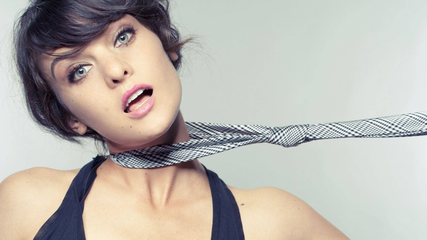 Девушку тянут за галстук