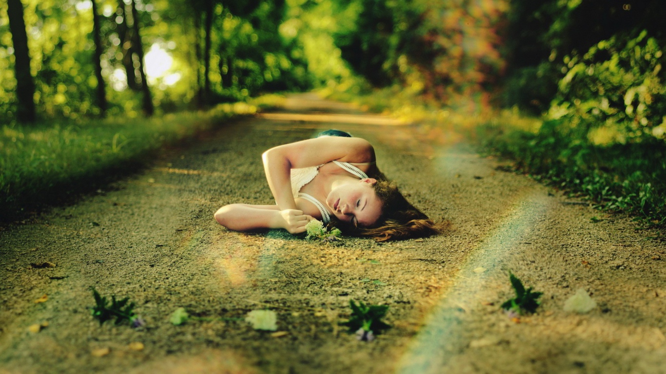 Женщина спит на лесной дороге