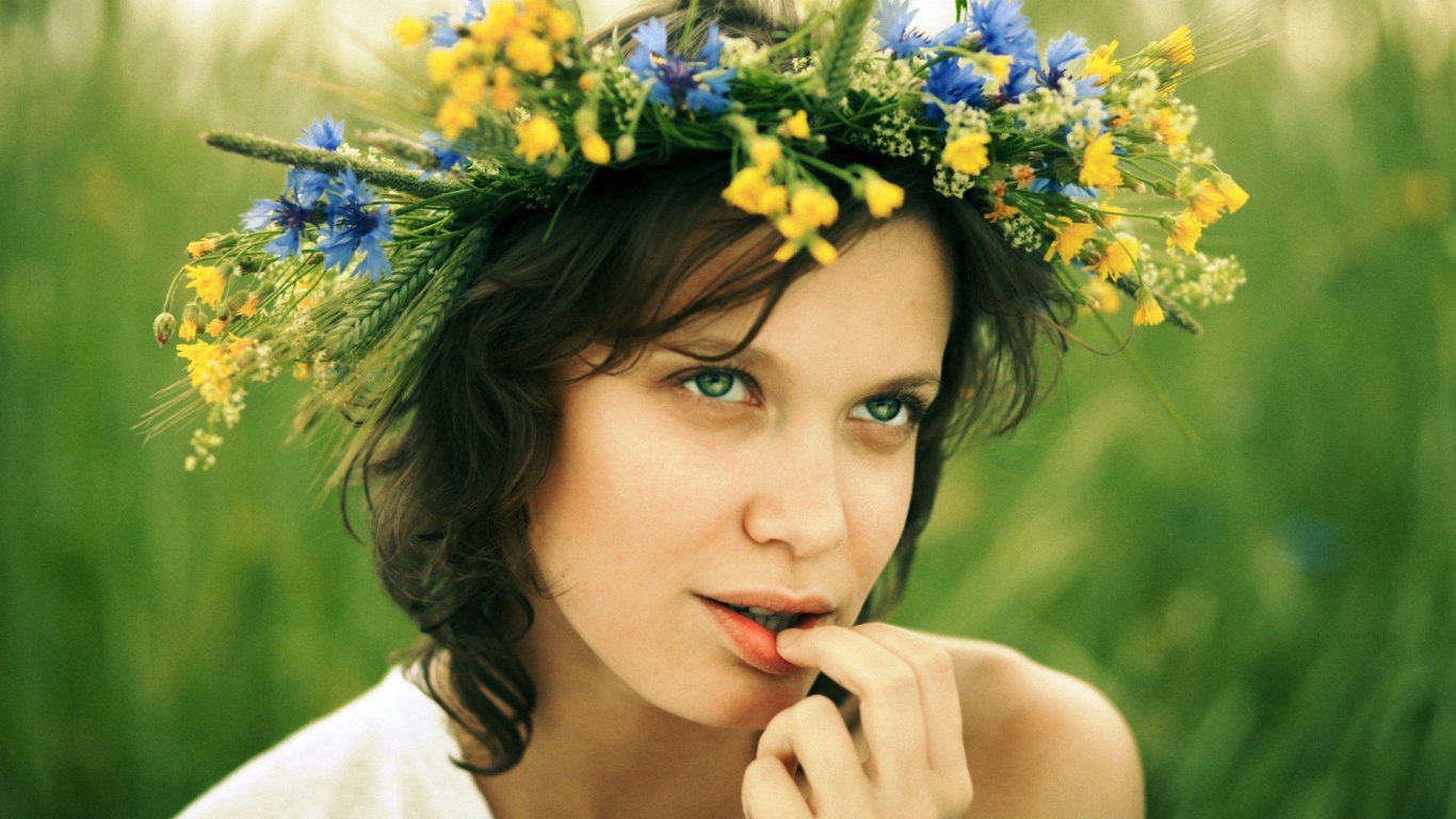 Венок из цветов на голове у девушки