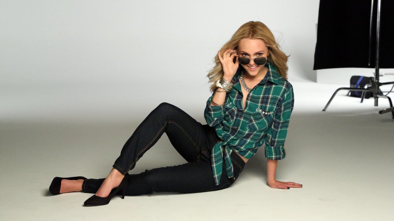 Девушка Анна София Робб позирует фотографу