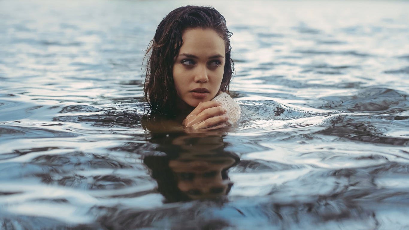 Девушка Aurela Skandaj в воде