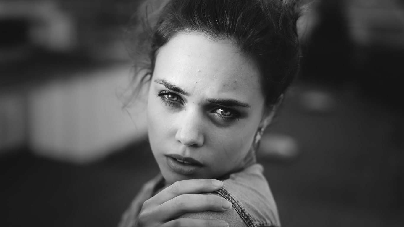 Черно белое фото девушки Aurela Skandaj