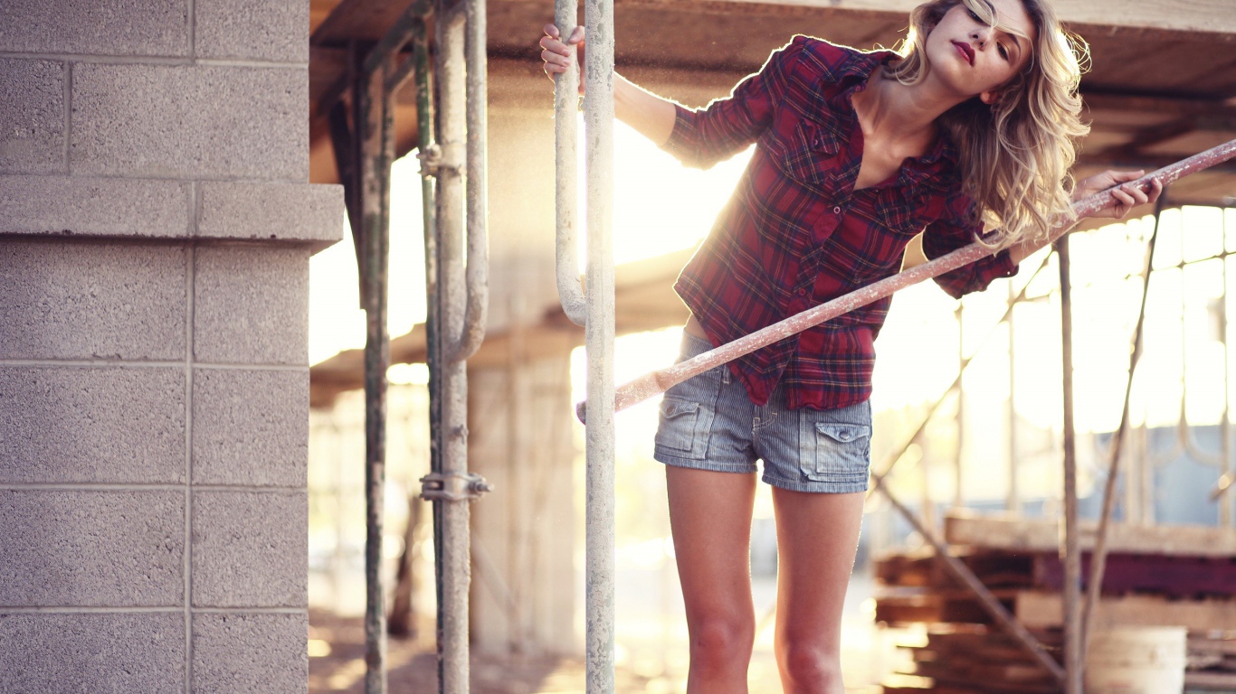 Модель блондинка на строительных лесах