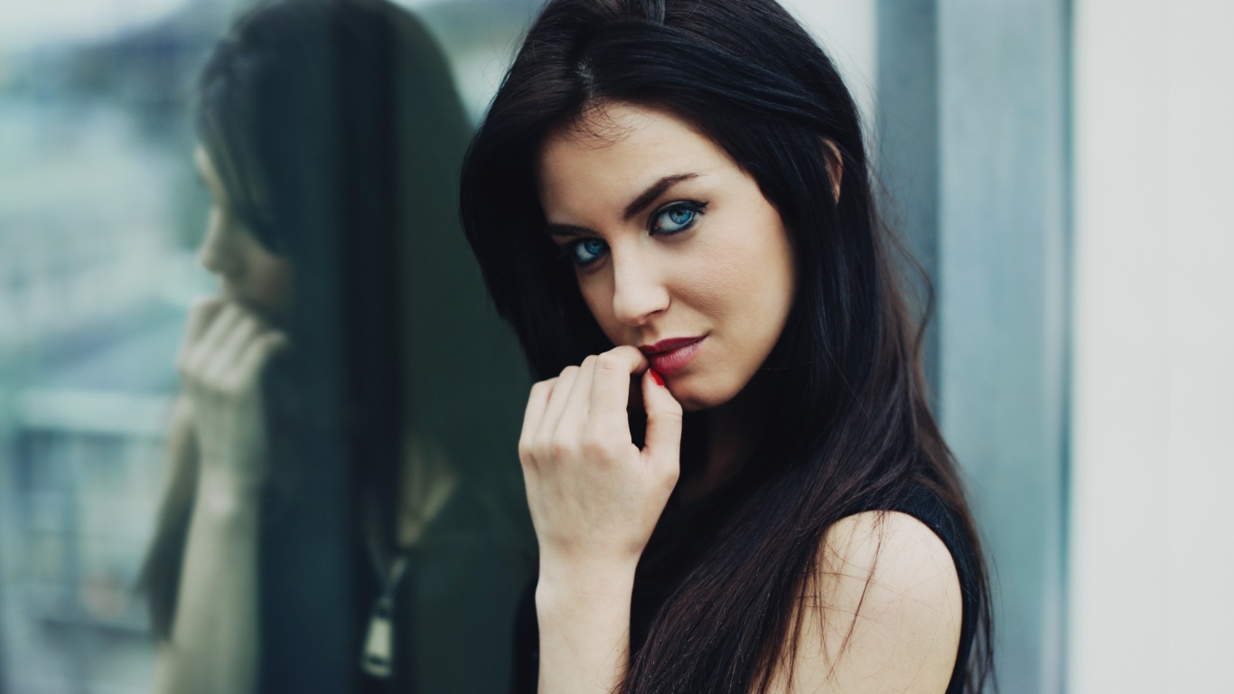 Голубоглазая брюнетка Aurela Skandaj