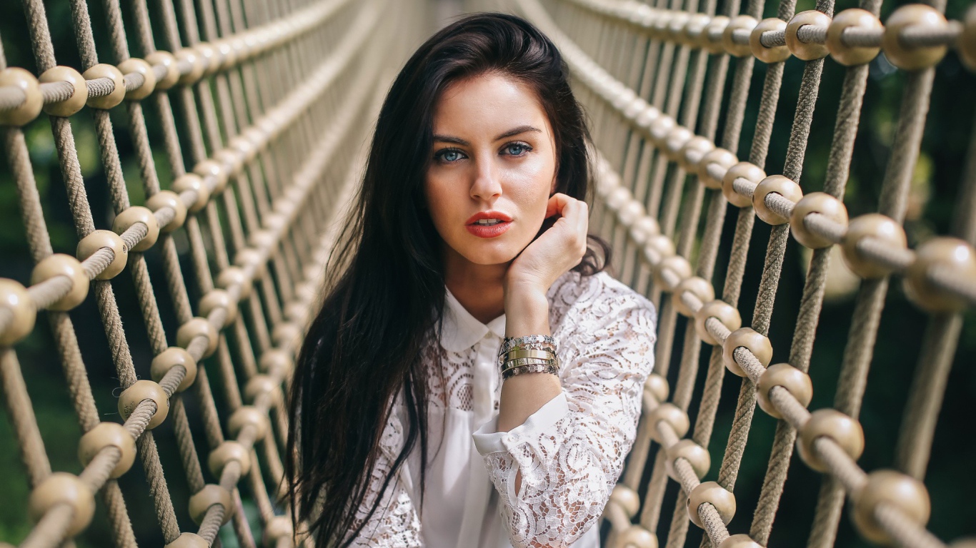 Девушка среди сетей, Aurela Skandaj