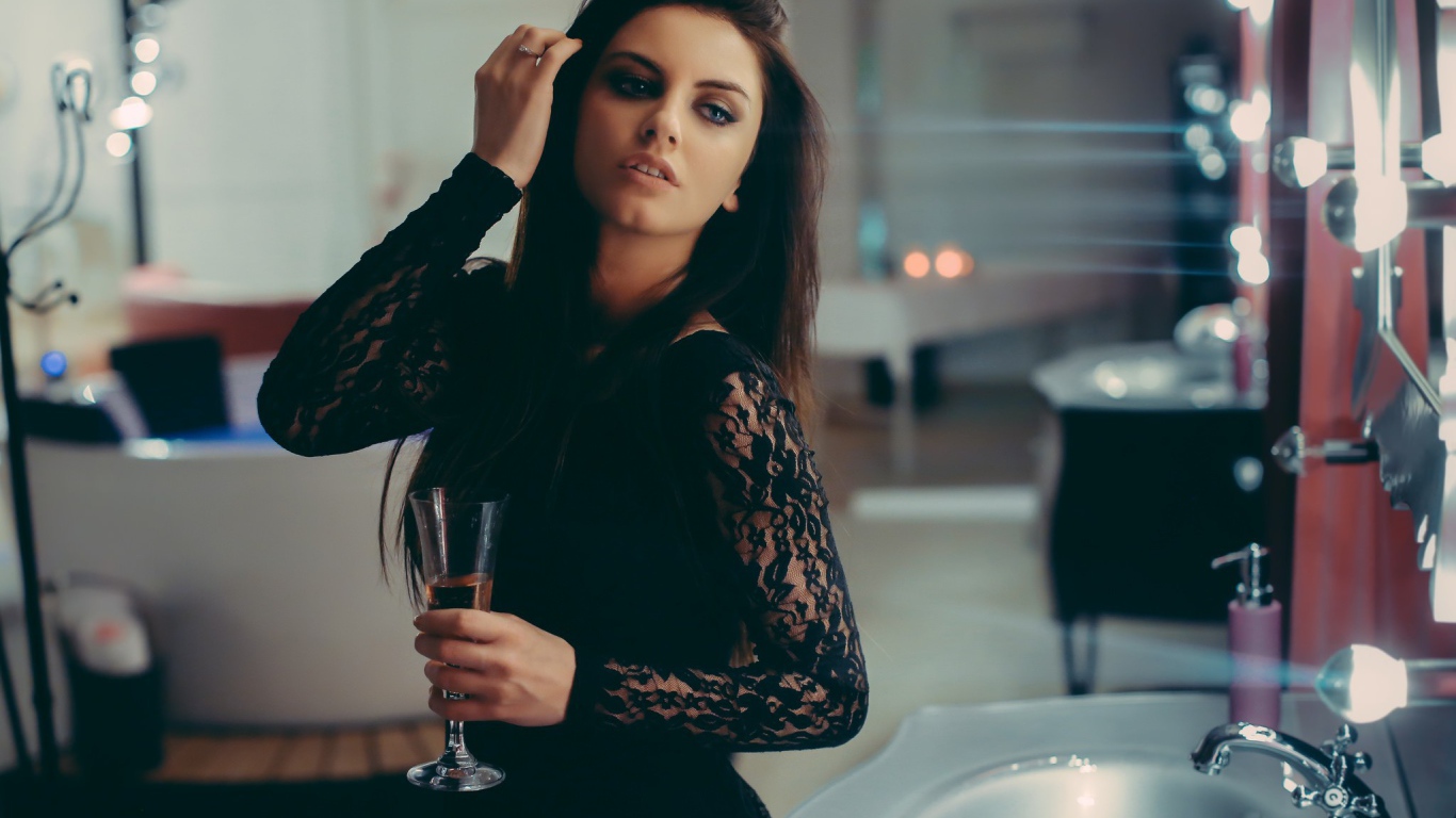 Девушка с бокалом, Aurela Skandaj