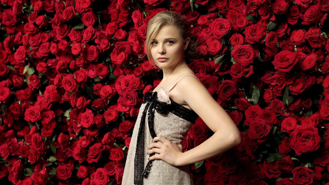 Модель Хлоя Грэйс у стены из роз