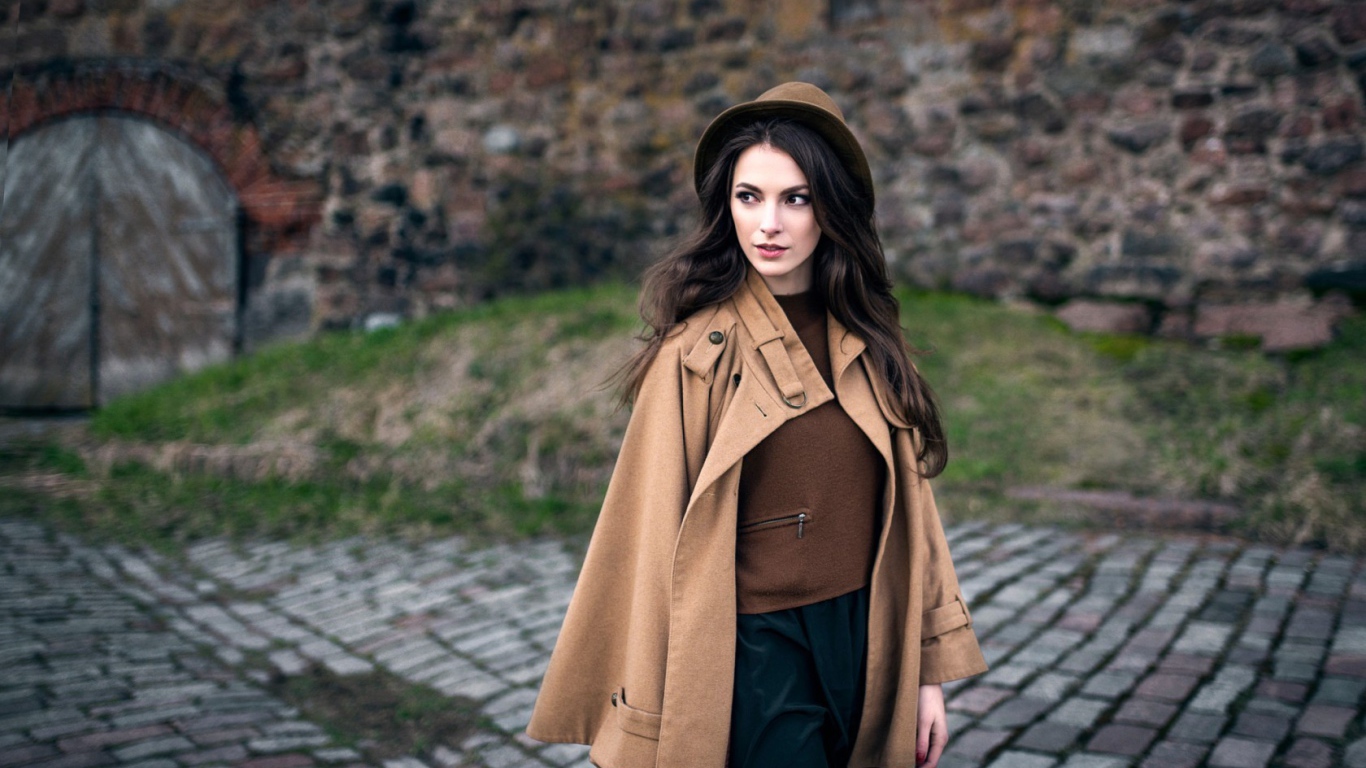 Модель Карина Сунцева  в шляпе и накидке