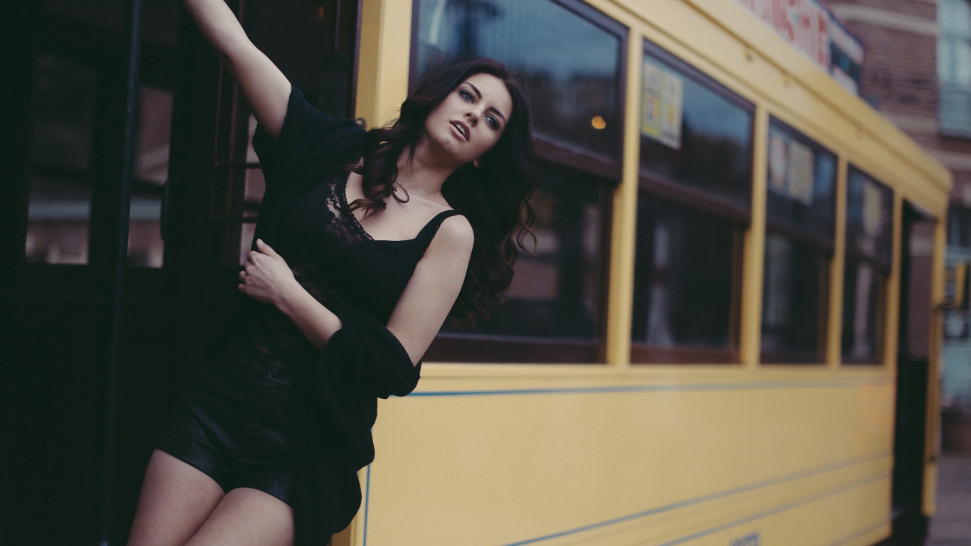 Женщина в трамвае, Aurela Skandaj