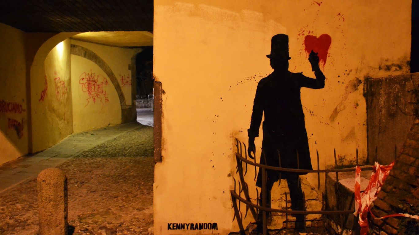 Тень рисует сердце на стене