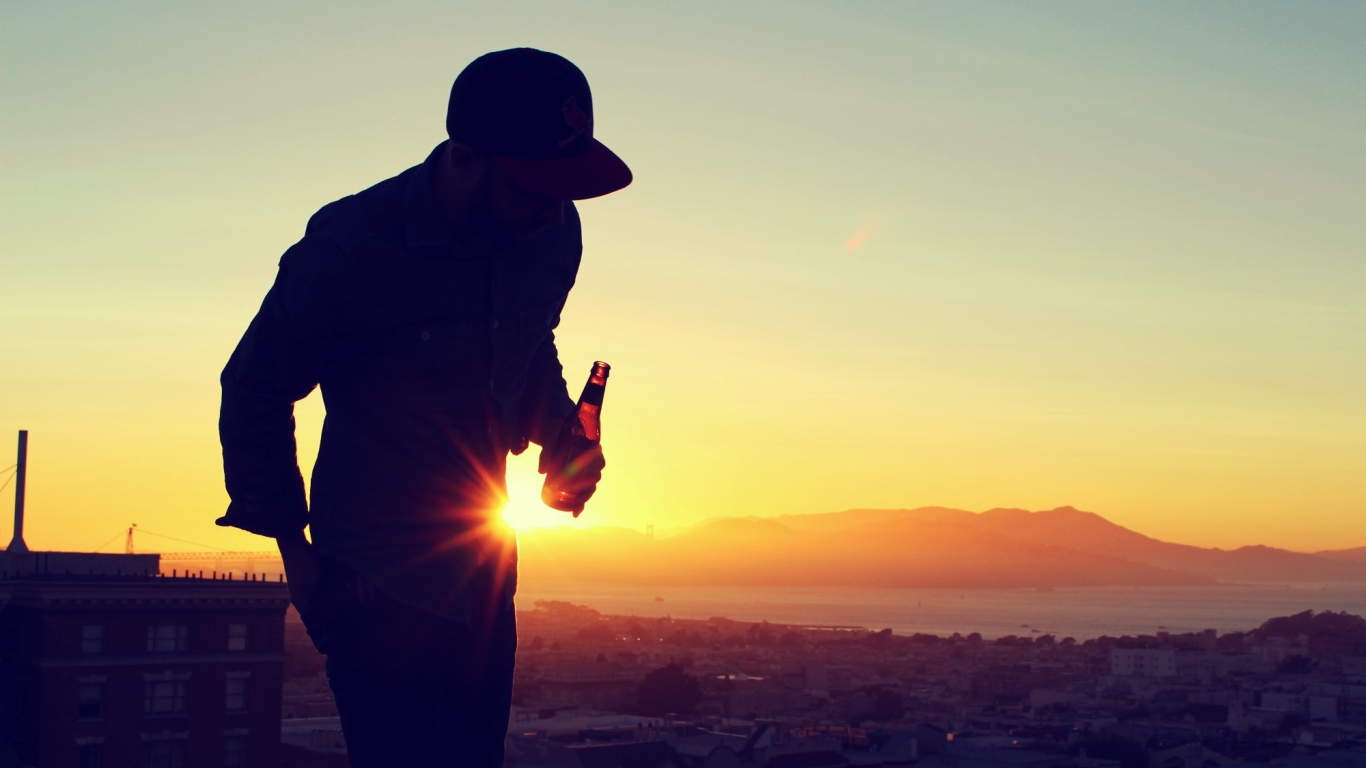 Мужчина с пивом на крыше