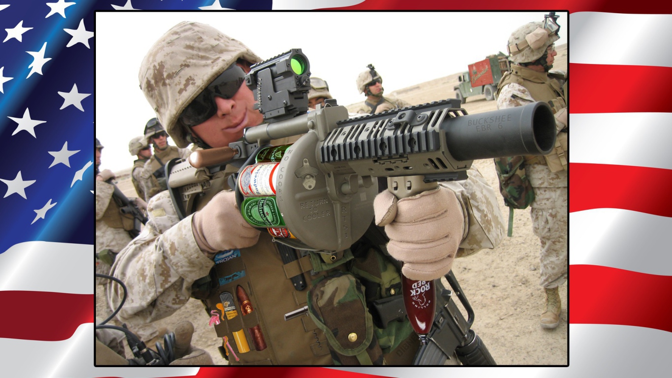 Солдат стреляет пивными бутылками