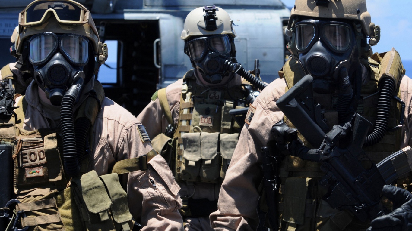 Солдаты в масках химической защиты