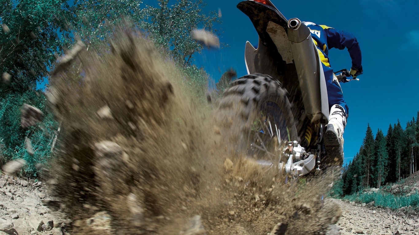 Выброс гравия из под колеса мотобайка