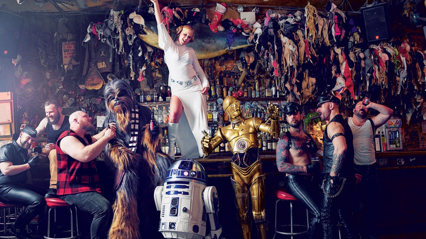 Герои культовых фильмов сидят в баре