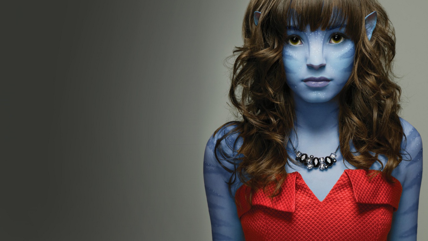 Девушка в гриме для Аватара