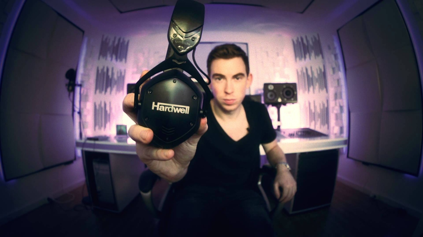 Музыкант держит в руке наушники Hardwell