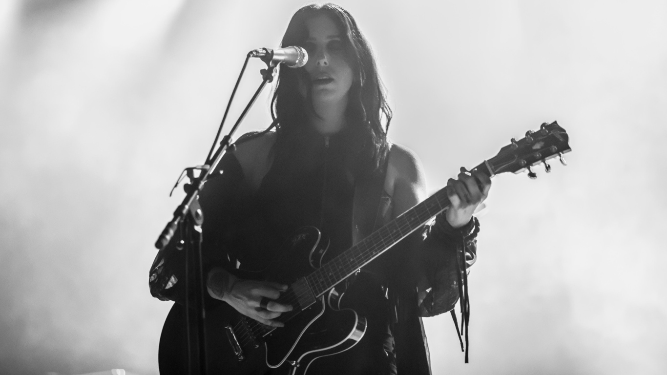 Певица Челси Вулф у микрофона