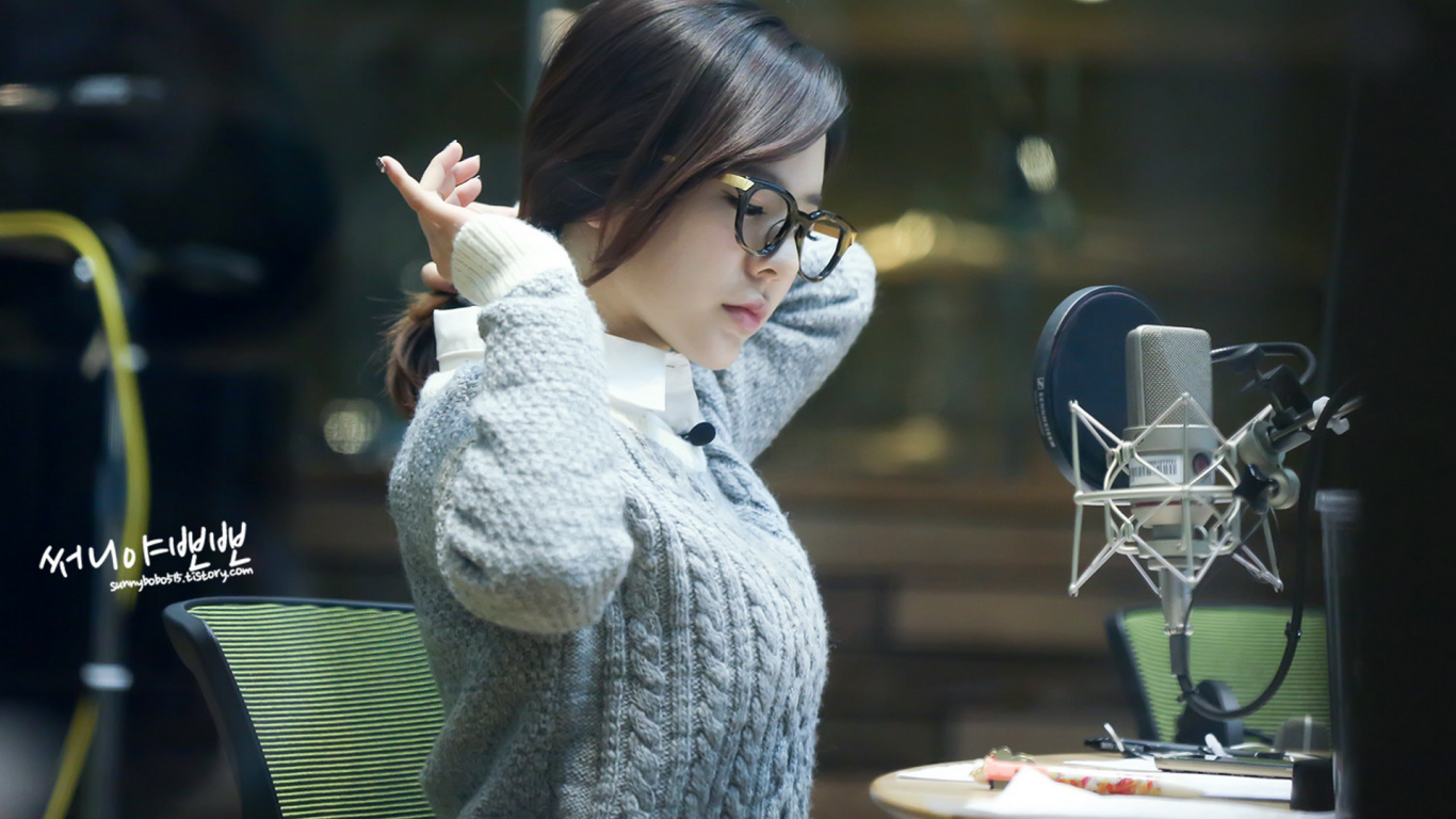 Певица у микрофона, Girls’ Generation