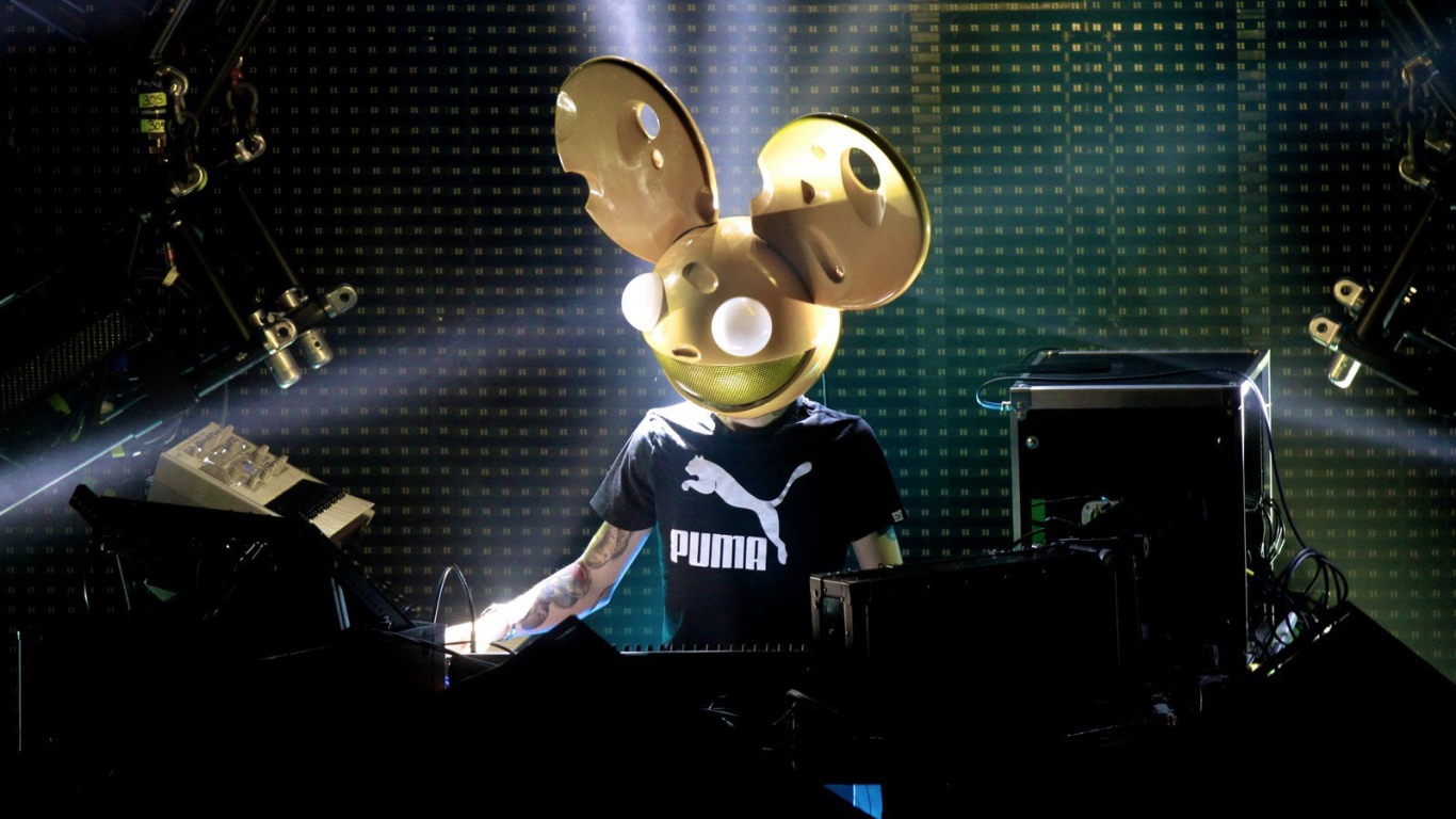 Модный канадский диджей deadmau5