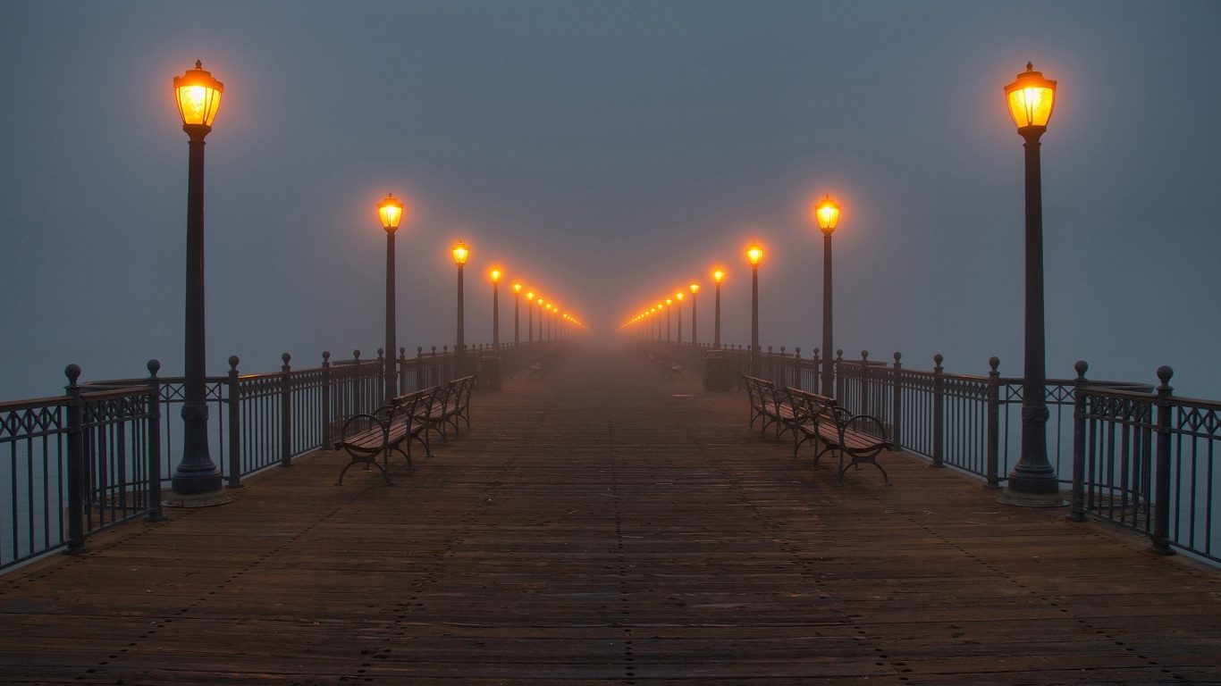 Вечерняя набережная уходит в туман