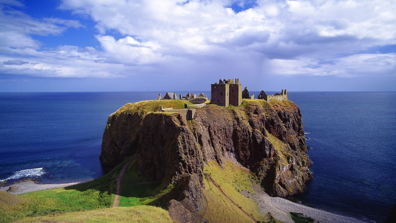 Неприступный поселок на скале над морем