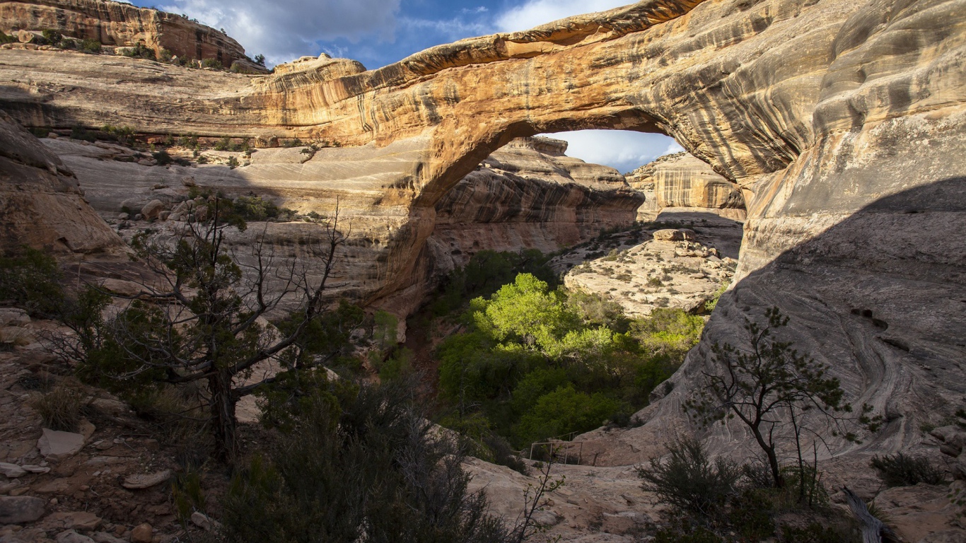 Проход под скалой в виде арки