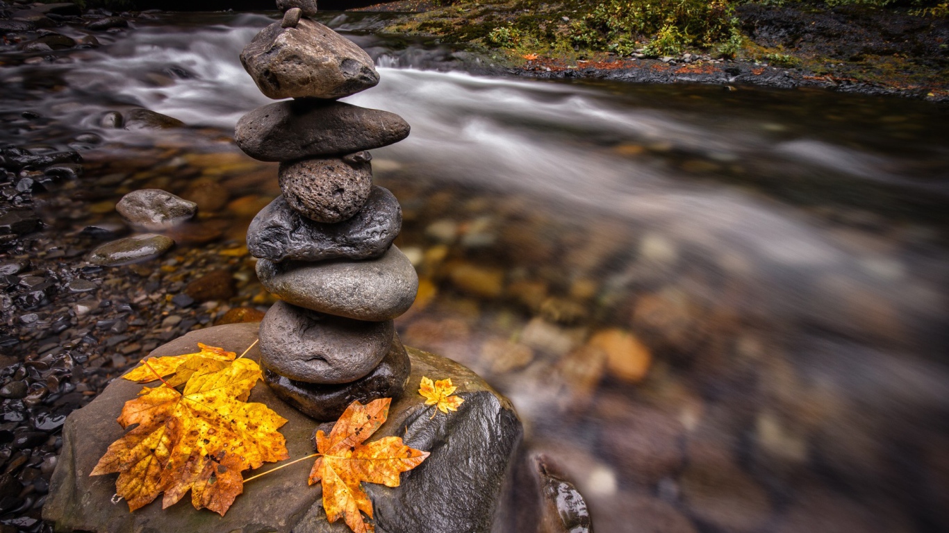 Стопка камней на валуне у ручья
