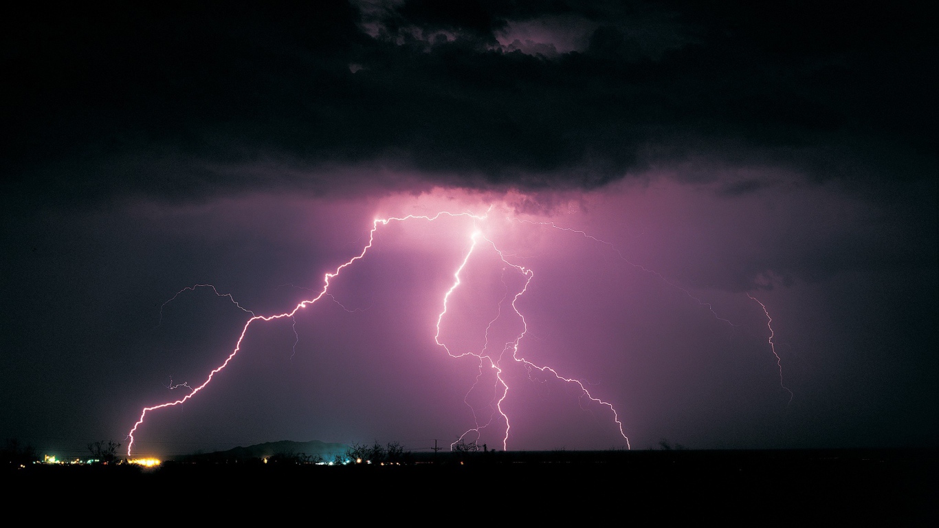 Розовая молния в черных облаках