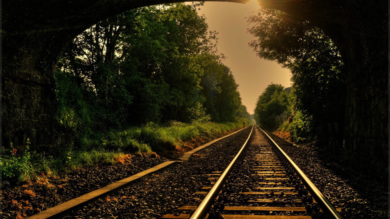 Железная дорога выходит из тоннеля