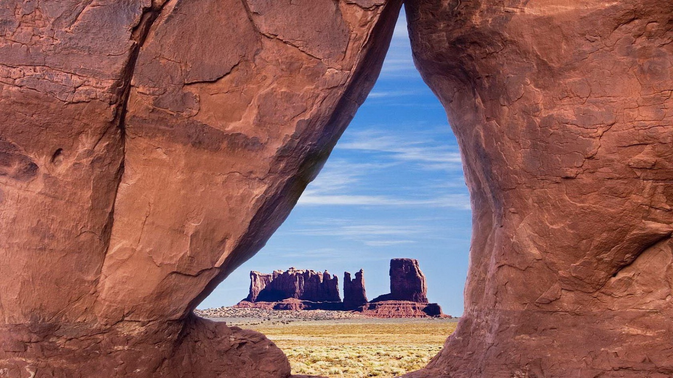 Скальные образования, вид через проем в скале