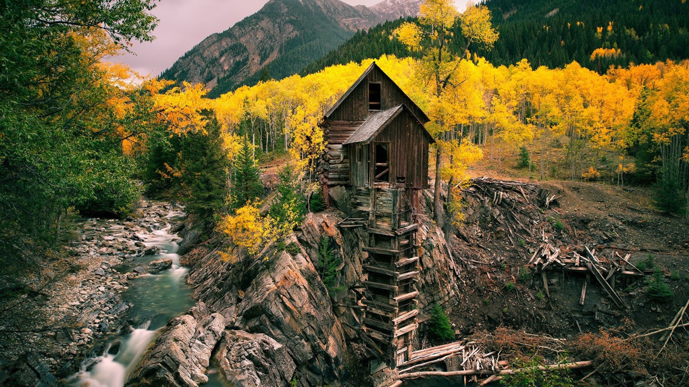 Хозяйственная постройка из дерева над обрывом